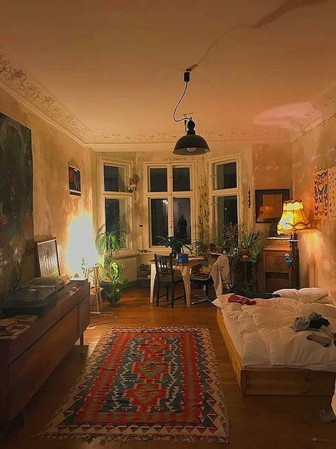 1950s Apartment New York, Old London Apartment Aesthetic, Run Down Apartment Aesthetic, London Bedroom Aesthetic, Old Apartment Aesthetic, Old New York Apartment, Small Loft Apartment, Brick Apartment, Pretty Apartments