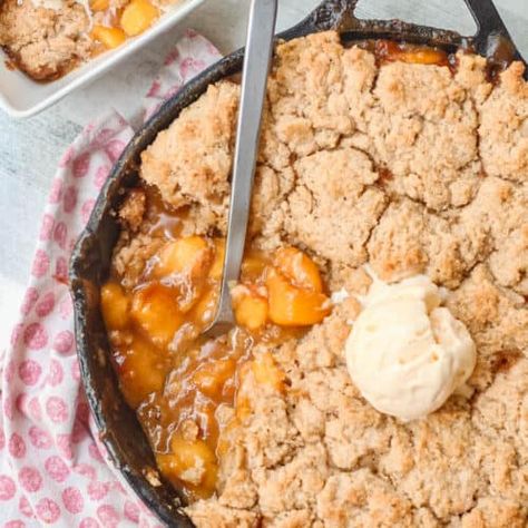 Peach Cobbler Crisp, Skillet Peach Cobbler, Vegan Peach Cobbler, Fresh Peach Recipes, Peach Crisp Recipe, Vegan Peach, Pecan Cobbler, Cobbler Easy, Cobbler Topping