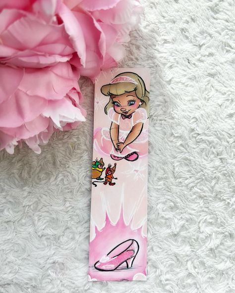 ᴍᴀɴᴏɴ | • cendrillon, 👠• Petit marque page petites poupées avec la jolie cendrillon 👠🐭 et gus gus et jack 🫶 Avec de la paillette ✨ • livre |... | Instagram Disney Bookmark, Disney Bookmarks, Gus Gus, Adult Coloring Books, Adult Coloring, Crayon, Coloring Books, Disney, Books