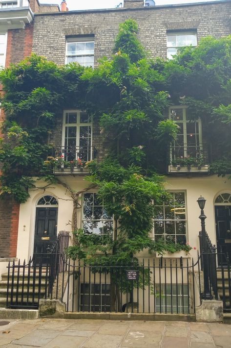 Small City House Exterior, London Aesthetic Houses, London Townhouse Aesthetic, Lawyer House, Downtown Townhouse, Terraced House Exterior, Dark Olympus, Old London House Aesthetic, London Town House Aesthetic