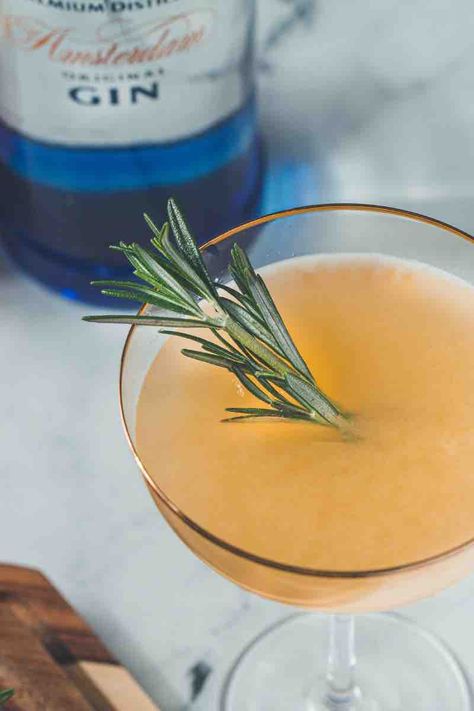 Christmas Lady Cocktail (A Christmas Gin Cocktail feat. Damrak Gin) - Pretty Delicious Life Tanqueray Gin Cocktails, Christmas Gin Cocktails, Botanist Gin, Gin And Prosecco, Christmas Gin, Tanqueray Gin, Cocktail Gin, Rosemary Simple Syrup, Premium Gin