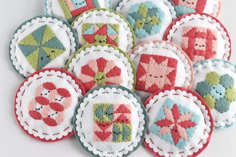 Wild Olive: project // felt quilt block pins Felt Ornaments Diy, Felt Ornaments Patterns, Quilted Ornaments, Cozy Quilts, Felt Projects, Needle Felting Kits, Mini Quilt, Quilt Kit, Felt Christmas