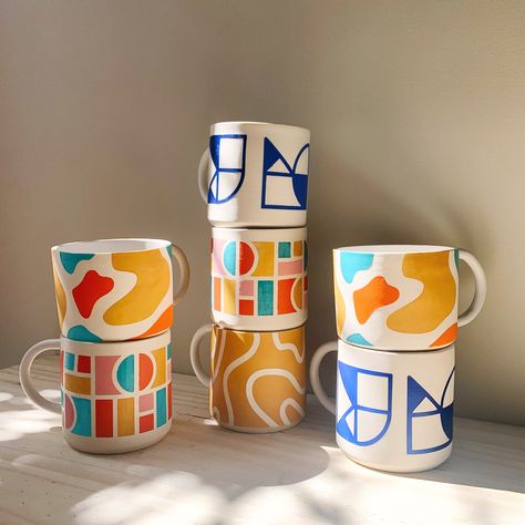 Modern Colorful Mugs Mug Design Ceramic, Minimal Mug Design, Ceramic Painting Ideas Mugs Simple, Abstract Mug Designs, Pottery Painting Ideas Abstract, Colorful Ceramic Mugs, Pottery And Ceramics, Abstract Pottery Painting, Colorful Mug