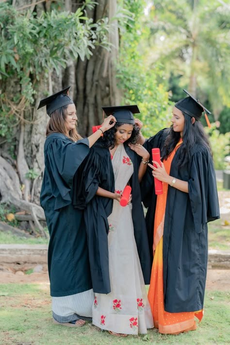 Graduation Day Poses In Saree, Graduation Saree Ideas College, Graduation Day Saree Ideas, Convocation Outfit Graduation, Convocation Ideas, Teenage Parents, Convocation Photography, Graduation Saree, Grad Pics Ideas