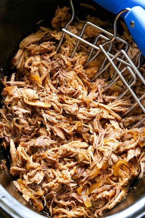 This Slow Cooker Pulled Pork starts with a perfectly flavored dry rub! #pulledpork #slowcookerpulledpork #porkrecipe Dry Rub Pulled Pork, Pulled Pork Rub Recipe, Pulled Pork Dry Rub, Pulled Pork Rub, Pork Rub Recipe, Easy Pulled Pork Recipe, Slow Cooker Recipes Pork, Pulled Pork Recipe, Pork Rub