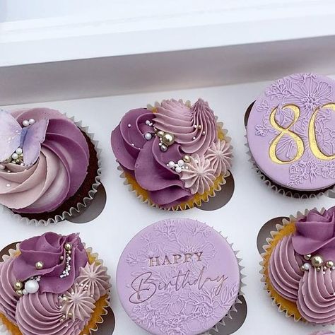 Sophie’s Cupcakes and Bakes on Instagram: "All the pretty purples 💜 Colour using @cocoa.colour plum purple in 3 shades - SOPHIE10 for 10% off. Pretty white and metallic sprinkles by @shirebakery - SOPHIESCUPCAKESANDBAKES for 10% off. Edible butterflies by @soedibleprints Embosser and stamp by @embellished_bakes_hl 4B, 6B, 1M & 336 nozzles #purplecupcakes #purple #lovepurple #shadesofpurple #purpleaesthetic #purpleombre #ombrecupcakes #prettycupcakes #birthdaycupcakes #luxurycupcakes #but Shades Of Purple Cupcakes, Cupcakes Decoration Purple, Purple And White Cupcakes Ideas, Purple And Silver Cupcakes, Customized Cupcakes For Birthday, Purple And White Cupcakes, Purple Cupcakes Ideas, Purple And Silver Cake, Edible Butterflies