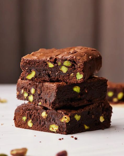 Pistachio Brownies Bonni Bakery, Pistachio Brownies, Pistachio Ganache, St Patrick's Day Dessert, Fudgy Chocolate Brownies, Cocoa Powder Brownies, Fridge Cake, Pistachio Dessert, Pistachio Recipes