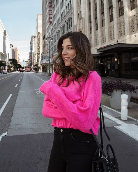 #neon #pink #sweateroutfits Neon Pink Sweater Outfit, Neon Shirt Outfit, Pink Pullover Outfit Winter, Outfit Rosa Invierno, Bright Pink Sweater Outfit, Neon Pink Outfit Ideas, Winter Outfits Romantic, Texas Street Style, Pink Pullover Outfit