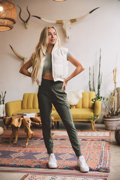 Green Jogger Outfits Women, Green Joggers Outfit, Cargo Joggers Outfits, Jogger Pants Outfit, Green Joggers, Joggers Outfit, Short Denim Skirt, Trendy Aesthetic, No Code