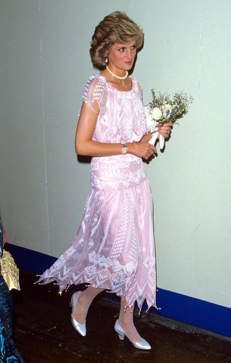 Princess Diana's Best Fashion - Diana's Most Iconic Style Moments Princess Diana Style, Diana Style, Princess Diana Dresses, Blue And Yellow Dress, Chiffon White Dress, Princess Diana Fashion, Princess Diana Photos, Princess Diana Pictures, Fashion Feminine