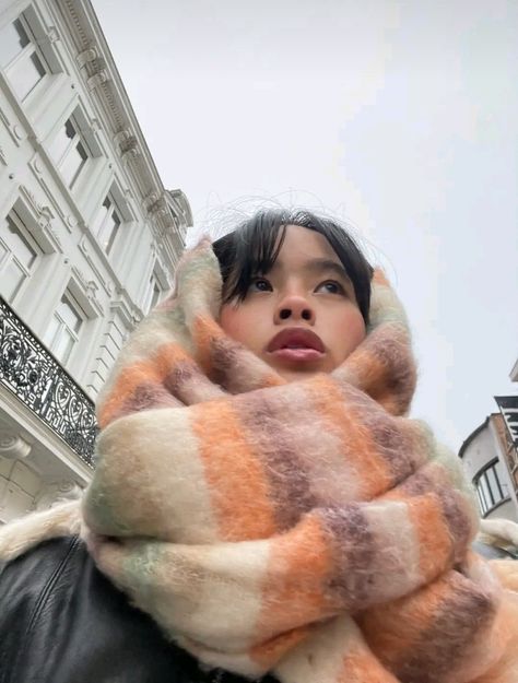 Big Fluffy Scarf Outfit, Thick Winter Scarf, Big Scarf Aesthetic, Cozy Scarf Outfit, Large Scarf Outfit, Winter Coat Aesthetic, Romanticising Winter, Chunky Scarf Outfit, Big Scarf Outfit