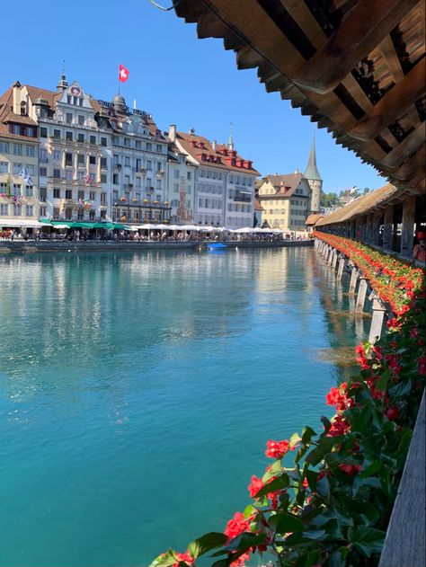 📍Wooden Chapel Bridge, Luzern Scenic Backgrounds, Luzern Switzerland, Italy Winter, Places In Switzerland, Swiss Travel, Switzerland Travel, Lucerne, Bmw Cars, Ocean Photography