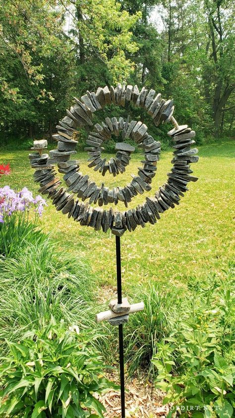 Vertical spiral of stones in the garden. Diy Garden Sculpture Ideas Simple, Stone Yard Art, Diy Outdoor Sculpture Ideas, Creative Stone Art, Garden Pottery Sculpture Ideas, Yard Sculptures Diy, Rock Sculptures Garden Stone Art, Garden Art Diy Whimsical, Yard Art Diy Garden Projects