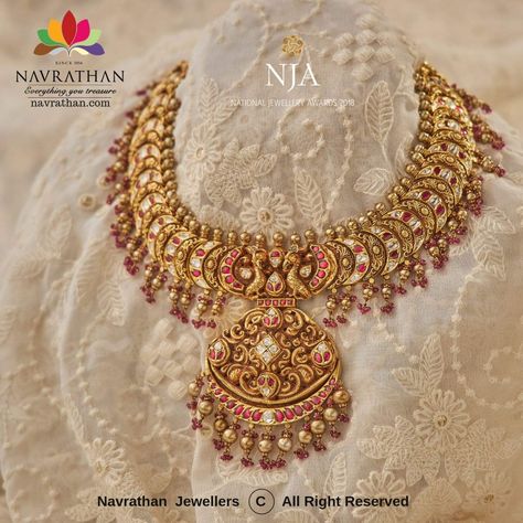 Platinum Jewellery, Indian Wedding Jewelry Sets, Antique Necklaces Design, Antique Gold Jewelry Indian, Choker Designs, Jewellery Design Sketches, Antique Jewellery Designs, Gold Necklace Indian Bridal Jewelry, Antique Bridal Jewelry