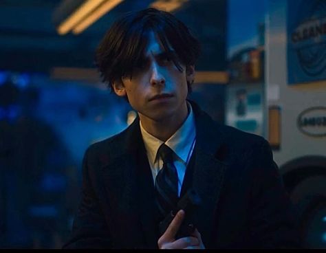 I’m still traumatised by the episode 5 scene 😨. @aidanrgallagher @robgallagherx @umbrellaacad #umbrellaacademy Five Hargreeves, Number Five, Teachers Pet, Aidan Gallagher, Double Trouble, Umbrella Academy, Number 5, Dark Horse, Episode 5