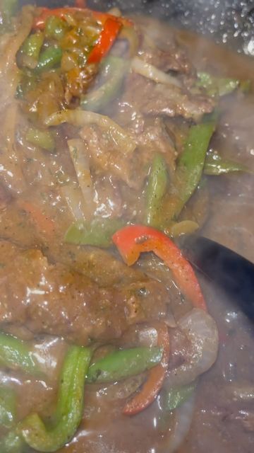 Recipes that will make your aunties jealous! on Instagram: "Pepper Steak and Rice! One of my favorite childhood meals. All veggies and steak cut with the new @razabhomegoods Chef Knife. Now 40% off with Code: SheCookFancy40 . Link in Bio! Full Recipe Below Pepper Steak and Rice 2lbs Skirt Steak 1 tablespoon of Salt 1 teaspoon of pepper 1 tablespoon of garlic powder 1 teaspoon of onion powder 1 teaspoon of smoked paprika 2 tablespoons of soy sauce Fresh thyme 1 white onion 1 red and gre Pepper Steak And Rice With Gravy, Childhood Meals, Pepper Steak And Rice, Steak And Rice, Bell Pepper Recipes, Steak Cuts, Butter Cake Recipe, Pepper Steak, Skirt Steak