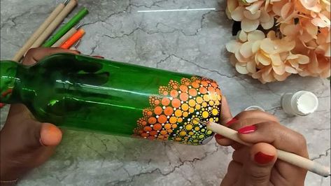 Bottle Art Table Lamps, Mandala Art On Bottle For Beginners, Mandala Dots On Bottles, Wine Bottle Dot Art, Wine Bottle Mandala Art, Mandala Painting On Bottles, Mandala Art On Glass Bottle, Dot Art Bottles, Glass Bottles Painting Ideas