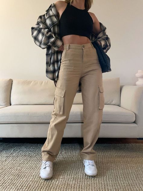 Aesthetic Cargo Pants Outfit, Cargo Pants Outfit Summer, Beige Cargo Pants Outfit, Cargo Pants Aesthetic, Aesthetic Cargo Pants, Summer Cargo Pants, Jeans Marron, Cargo Pants Women Outfit, Beige Pants Outfit