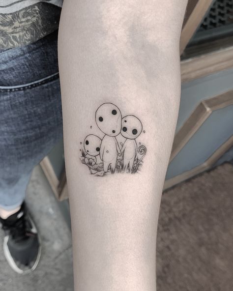 Ghibli Forest Spirit Tattoo, Yokai Tattoo, Kodama Tattoo, Saturn Tattoo, Tatuaje Studio Ghibli, Studio Ghibli Tattoo, Stick Poke Tattoo, Ghibli Tattoo, Birthday Tattoo