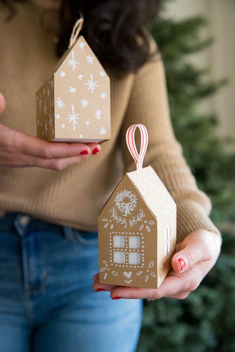 Paper Gingerbread House Gift Box – free printable Paper Gingerbread House, Gift Box Template Free, Snowflake Making, Free Printable Paper, Gingerbread House Template, Printable Paper Patterns, House Gift Box, Gingerbread House Parties, Christmas Treats Boxes