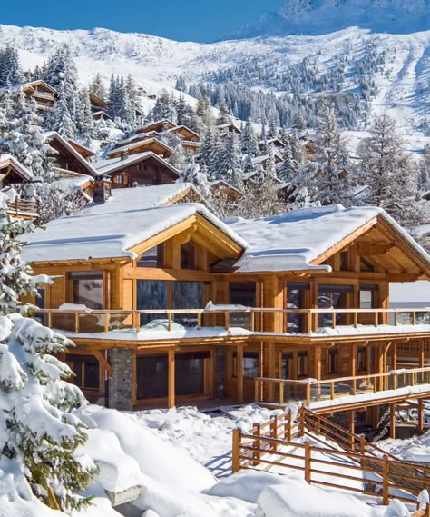 Switzerland House, Chalet Style Homes, Verbier Switzerland, Swiss House, Mansion Aesthetic, Winter Chalet, Alpine Chalet, Cabin Aesthetic, Ski House