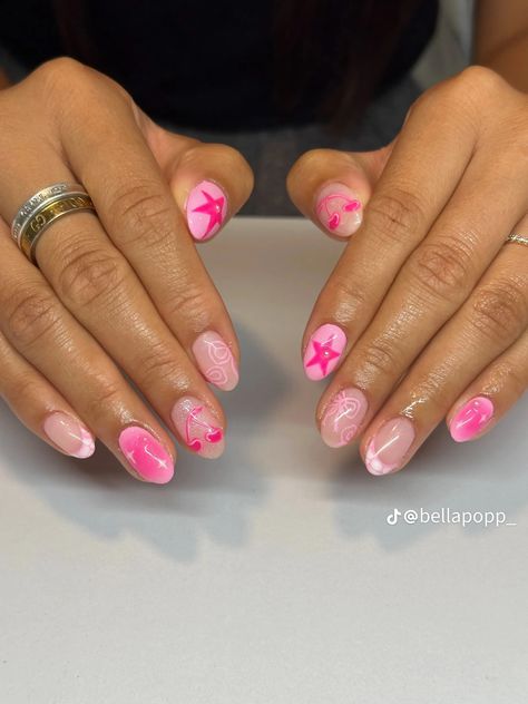 Preppy Blue Nail Ideas, Pink Nails With Design Short, Bow Pink Nails, Pick Nails Design, French Aura Nails, Short Almond Nails Designs Simple, Preppy French Tip Nails, Pink Pattern Nails, Cute Nails Preppy