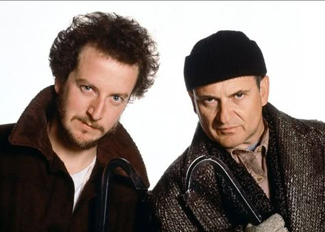 Marv and Harry-Home Alone 1,2 Home Alone Party, Disney Buzzfeed, Home Alone 1, Home Alone 1990, Home Alone 2, Joe Pesci, Home Alone Movie, Movie Villains, Home Alone Christmas