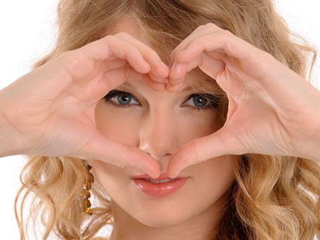 Turns out, men sing about their relationships as much as women. Here’s proof. Estilo Taylor Swift, Swift Photo, Taylor Swift Funny, Body Picture, Heart Hands, Swift 3, Taylor Swift 13, Taylor Swift Pictures, Taylor Alison Swift