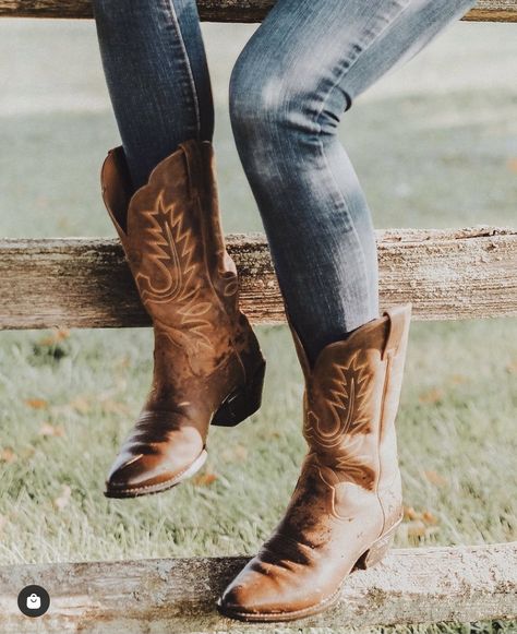 Women's Heritage Western R Toe Cowgirl Boots Ariat Boots Outfit, Cowgirl Boots Aesthetic, Cowboy Boots Aesthetic, Ariat Western Boots, Womens Ariat Boots, Western Riding Boots, Ariat Cowgirl Boots, Cute Cowgirl Boots, Cowgirl Boots Outfit