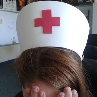 how to make a female nurse hat Diy Nurse Costume, Diy Nursing, Nurse Party, Community Helper, Hat Tutorial, Nurse Costume, Nurse Hat, Nursing Cap, Paper Hat