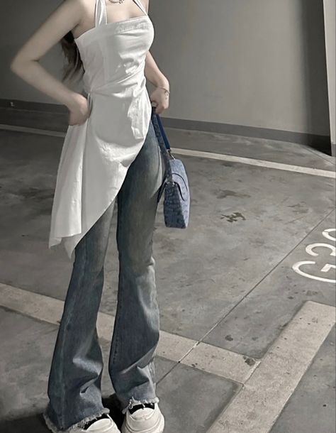 Dress Over Jeans Korean, Dress Over Jeans, Simple Style Outfits, Everyday Fashion Outfits, Fashion White, Quick Outfits, Fashion Mistakes, Beautiful Clothes, Edgy Outfits