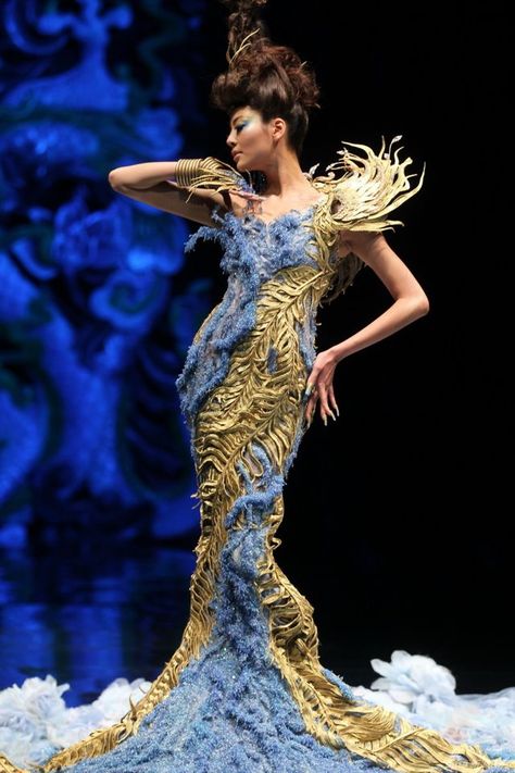 Beautiful,The Arabian 1002th Night Guo Pei Haute Couture show 2010 Guo Pei, Extreme Fashion, Fairy Fashion, Fantasy Fashion, Fashion Studio, Blue And Gold, Beautiful Gowns, Couture Dresses, Couture Fashion