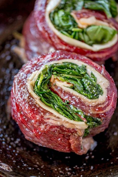 Spinach Artichoke Stuffed Flank Steak is a show stopping dish with provolone, spinach and artichokes that is dinner party ready in half an hour. Steak Roll Ups, Stuffed Flank Steak, Steak Pinwheels, Braciole Recipe, Artichoke Stuffed, Filet Mignon Recipes, Marinated Flank Steak, Flank Steak Recipes, Fun Dinner