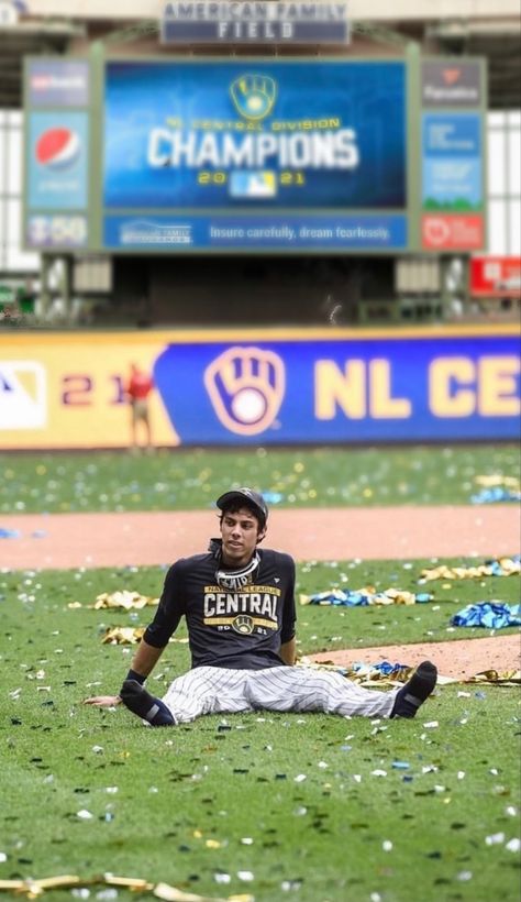 Christian Yelich Wallpaper, Brewers Wallpaper, Ball Photos, Milwaukee Brewers Baseball, Baseball Men, Christian Yelich, Hank Aaron, Baseball Socks, Vision Board Goals