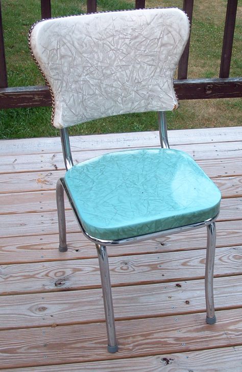 Original chair before re-upholstery Vinyl Chairs Makeover, Upholstered Chairs Diy, Retro Kitchen Tables, Fabric Kitchen Chairs, Reupholster Chair Dining, Retro Dining Chairs, Chair Redo, Chrome Chair, Kitchen Table Makeover