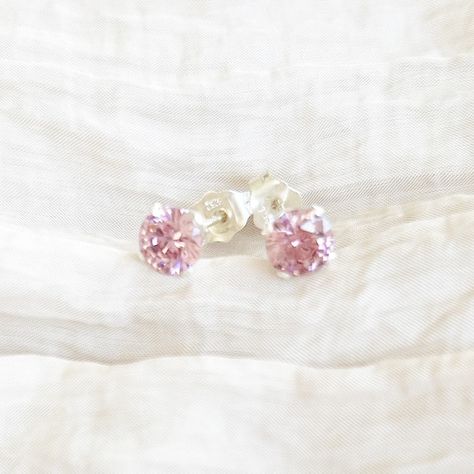 Daisy Jewellery, Daisy Jewelry, Silver Gift Box, Earrings Design, Pink Daisy, Sterling Silver Stud Earrings, Crystal Stud Earrings, Earrings Pink, Silver Stud Earrings