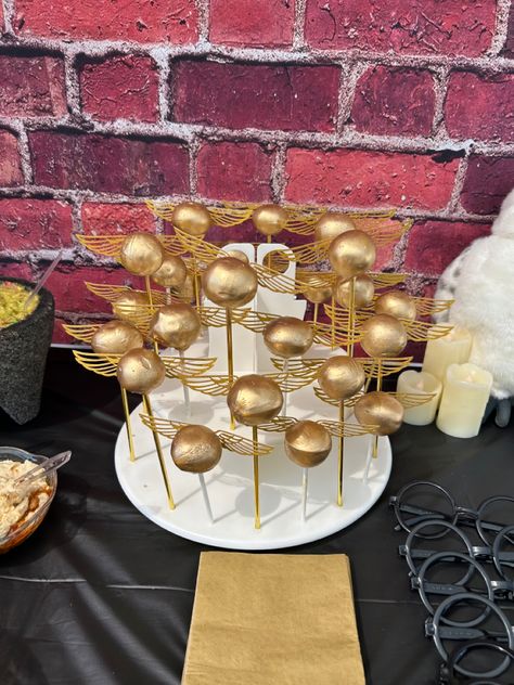 Harry potter cake pops Harry Potter Theme Treats, Harry Potter Baby Shower Ideas Food, Harry Potter Baking Ideas, Harry Potter Cakepops, Harry Potter Gender Reveal Cake, Harry Potter Cake Pops Ideas, Harry Potter Themed Chocolate Covered Strawberries, Harry Potter House Cake Pops, Harry Potter Themed Candy Table