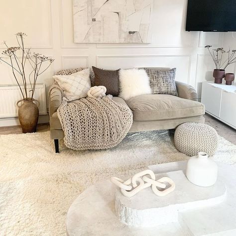 Large White Rug Living Room, Fluffy Rugs In Living Room, White Shaggy Rug, Glamorous Living Room, Cream Living Rooms, Classy Living Room, Renovation Inspiration, Cosy Living Room, Soft Luxury