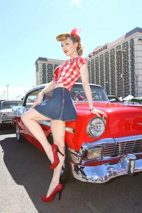 Stile Pin Up, Mode Rockabilly, Classic Car Photoshoot, Rockabilly Cars, Pinup Photoshoot, Pinup Poses, Pin Up Poses, Pin Up Girl Vintage, Rockabilly Girl