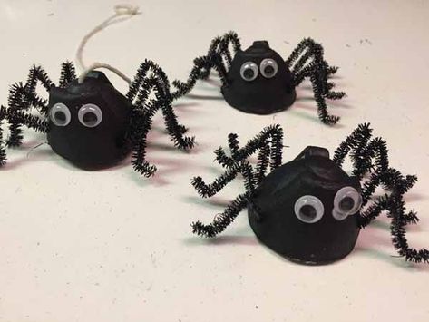 Kid can have fun making cool creepy crawly spiders from egg cartons and basic craft supplies for Halloween. Egg Carton Halloween Crafts For Kids, Halloween Egg Carton Crafts, Egg Box Halloween Crafts, Egg Crate Halloween Crafts, Egg Carton Halloween Crafts, Egg Carton Crafts For Kids Halloween, Halloween Crafts Egg Cartons, Egg Carton Witch Craft, Egg Carton Spiders For Kids