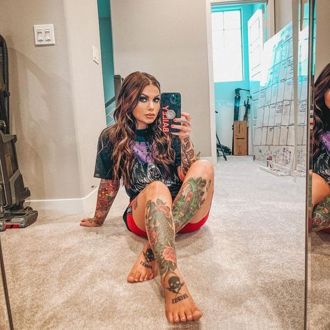 359.8k Likes, 2,831 Comments - Bailey Sarian 💋💄 (@baileysarian) on Instagram: “Happy Hump Day 🐫 shout out to my vacuum.” Bailey Sarian, American Traditional Tattoo Ideas, Traditional Tattoo Ideas, Tattoed Women, Theme Tattoo, Hot Tattoos, American Traditional Tattoo, Influencers Fashion, Seoul Korea