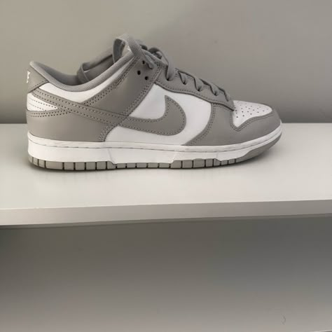 Nice Nike Shoes, Nike Dunks Gray, Womens Nike Dunks, Grey Dunks, Nike Shoes For Women, Shoes Women Sneakers, Nike Shoes Women Fashion, Pretty Sneakers, Crocs Fashion