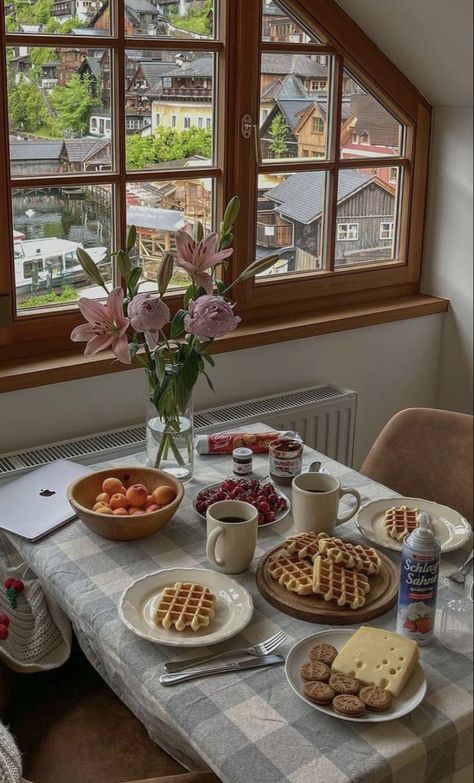 Casa Vintage, Breakfast Table, Slow Living, House Inspo, Studio Apartment, The Window, Aesthetic Food, Future House, Cozy House