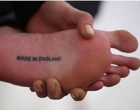 tatuaggio-piede England Tattoo, Ear Peircings, Small Finger Tattoos, Lip Tattoos, Funny Tattoos, Foot Tattoo, Foot Tattoos, S Tattoo, Skin Art