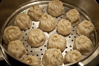 Momos: Authentic momos recipe by a Tibetan chef. For super tasty veggie or beef momos. Tibetan Momos Recipe, Beef Momo Recipe, Pork Momo Recipe, Tibetan Dumplings, Tibetan Recipes, Veg Dumplings, Low Fat Vegetarian Recipes, Momo Recipe, Tibetan Food