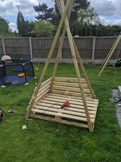 Wood Teepee Diy, Pallet Kids Outdoor, Pallet Playground, Wooden Teepee, Diy Teepee, Play Area Backyard, Outdoor Furniture Patio, Outdoor Play Areas, Natural Playground