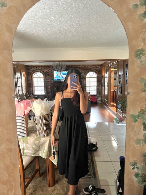 Long Black Flowy Dress, Black Dress Dinner, Black Dress Flowy, Flowy Dress Casual, Black Flowy Dress, Dinner Fits, Dress Dinner, Black Dress Outfit, Flowy Midi Dress