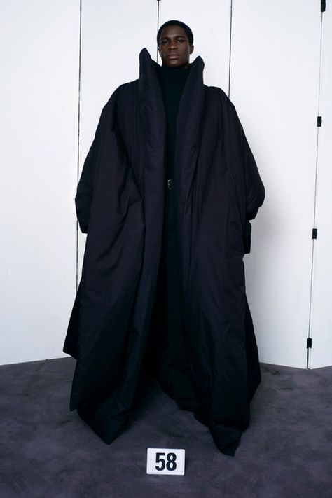 Balenciaga Fall 2021 Couture Collection | Vogue Balenciaga Couture, Balenciaga Runway, Opera Coat, Collection Couture, Male Fashion Trends, Mood Board Fashion, Fashion Show Collection, Dark Fashion, Couture Collection