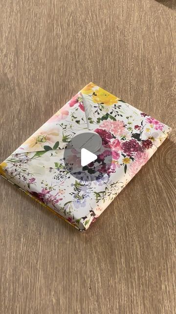 Bespoke Letterpress on Instagram: "Ever wondered our magic trick for gift wrapping books (and journals)? Well here you go!

Our top tip is to start with a square sheet of wrap, fold on the diagonal and get that first corner to meet with the centre of your book cover. It’s as easy as that!! Happy wrapping 🎀 

#giftwrapping #giftwrap #wrappinggifts #tutorial #howto" Wrapping A Quilt As A Gift, Gift Wrapping Book, How To Gift Wrap A Book, Wrapping A Book As A Gift, Gift Wrapping Books, Book Packaging Ideas, How To Wrap A Book, Book Wrapping Ideas, Wrapping Books