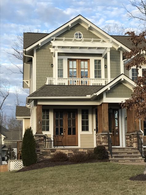 Don- we like this patio, the pergula (if covered) and wooden door Green Suburban House, Tiny Suburban House, 90s House Exterior, Annaliese Core, Family Home Exterior, American Craftsman House, Americana House, Craftsman House Designs, Old House Exterior